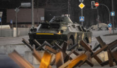 Kijów, 19.03.2022. Ukraiński transporter opancerzony na jednej z ulic stolicy Ukrainy