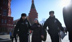 Rosja. Policja odprowadza protestującą kobietę