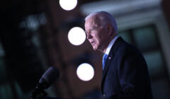Prezydent USA Joe Biden przemawia w Warszawie na dziedzińcu Zamku Królewskiego