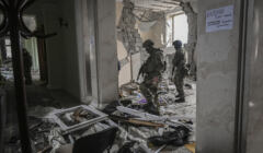 Charków, Ukraina, 27.03.2022. Żołnierze wewnątrz zniszczonych budynków regionalnej administracji
