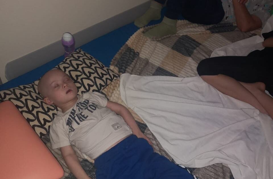 Syn Tatiany Nikita śpi w schronie w piwnicy w szpitalu w Kijowie podczas bombardowania