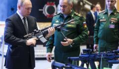 Władimir Putin trzyma karabin, obok Siergiej Szojgu