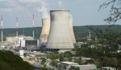 Eletrownia atomowa z kominami i wielkimi silosami