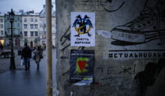 Lwów. Plakat z przekreślonym rosyjskim orłem i napisem „Śmierć wrogom