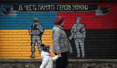 mural - żolnierze i napis „cześć bohaterom