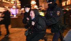 Kobieta krzyczy wleczona przez policjantów