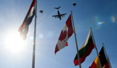 samoloty NATO, na pierwszym planie flagi państw Sojuszu