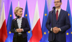 Ursula von der Leyen i Mateusz Morawiecki, w tle flagi UE i Polski