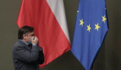 Zbigniew Ziobro zakrywa usta na sali sejmowej