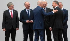 Meżczyzna, starszy, siwy trzyma rękę na ramieniu młodszego. Joe Biden i Andrzej Duda przed Pałacem Prezydenckim w Warszawie