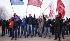 Protest zwiazkowców z calej Polski pod fabryka Solaris w Bolechowie