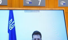 Prezydent Ukrainy Wołodymyr Zełenski podczas nadzwyczajnej sesji Parlamentu Europejskiego, 1 marca 2022