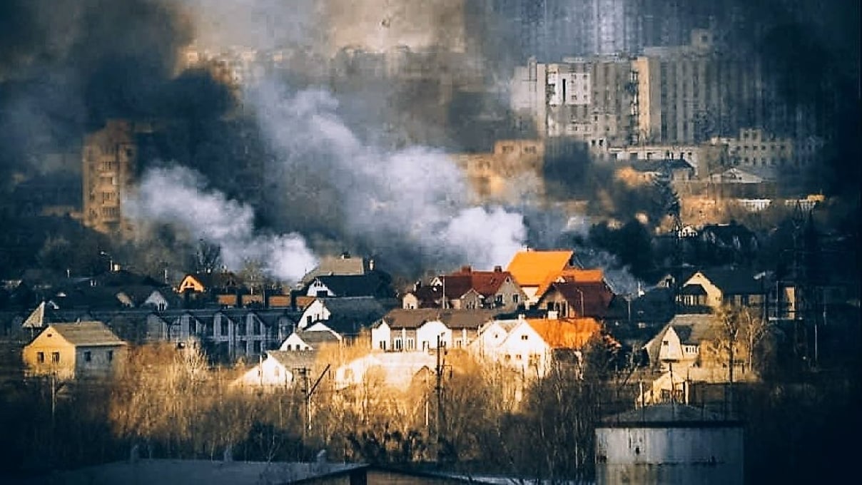 Miasto Bucza spowite dymami od wybuchów bomb i rakiet