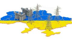 Mapa Ukrainy pomalowana pół na niebiesko i pół na żólto, na mapie natrysowano elektronie i słupy przesyłowe