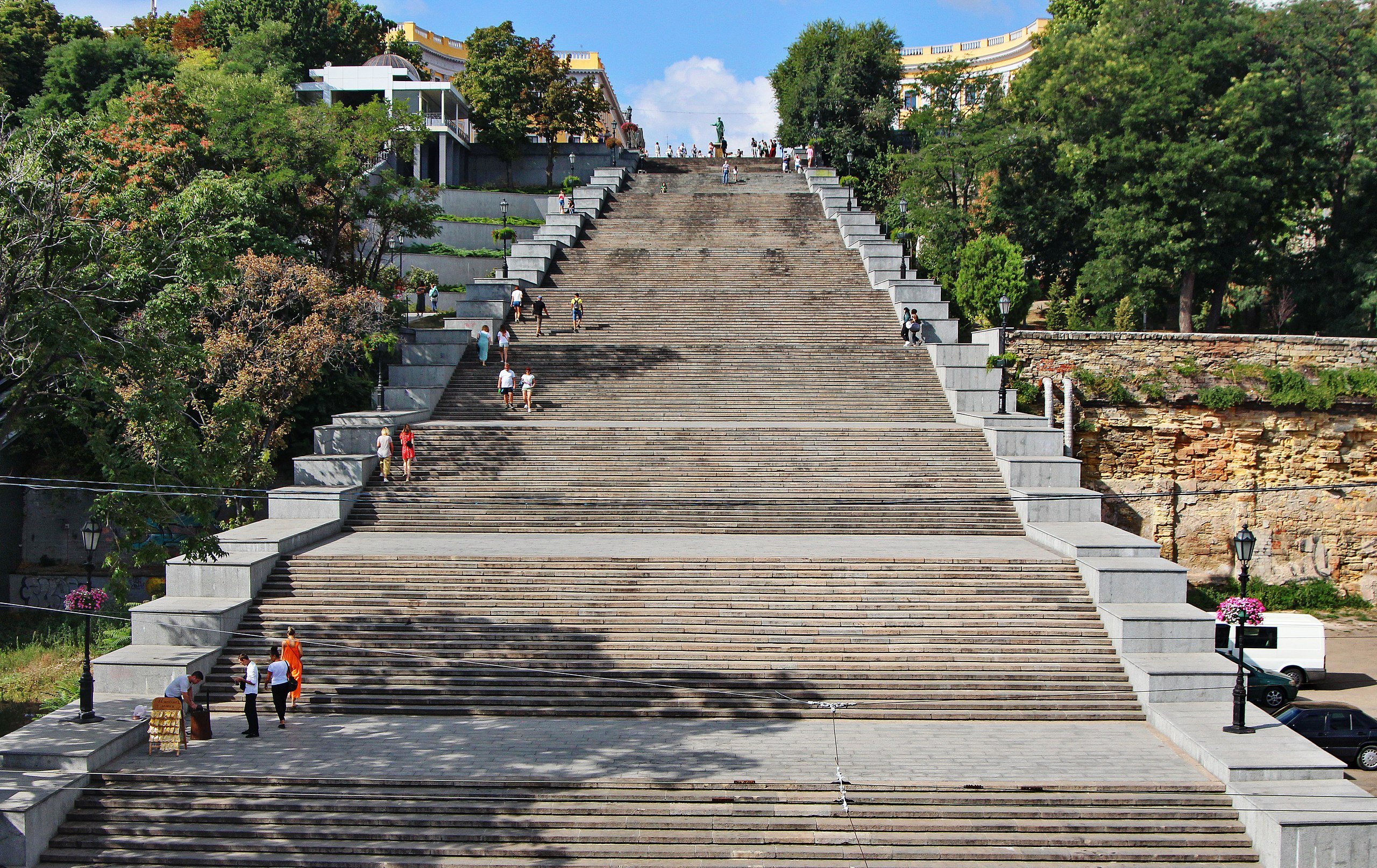 Szerokie i bardzo długie schody-promenada w mieście