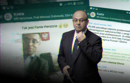 Łukasz Piebiak na tle screenów z czatu grupy Kasta