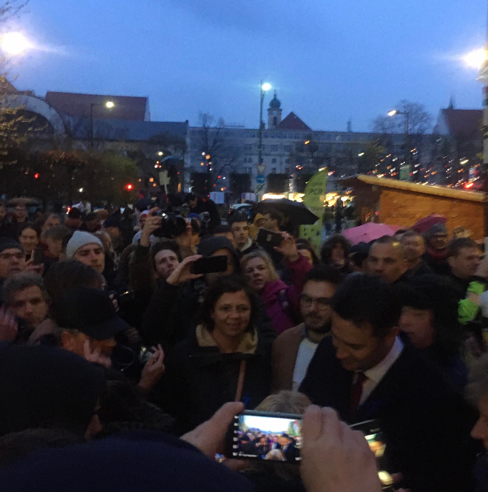 Péter Márki-Zay, lider węgierskiej opozycji, opuszcza wiec. Każdy chce sobie zrobić z nim selfie. Budapeszt, 2 kwietnia 2022