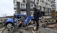 Ostrzelane osiedle mieszkalne w ukraińskiej Buczy: na zdjęciu zniszczony samochód i rower