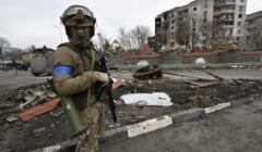 Borodianka, Ukraina, 6.03.2022. Ukraiński żołnierz na tle zniszczonego bloku mieszkalnego.