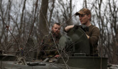 Artylerzyści ukraińscy stoją w czołgu na linii frontu pod Lisiczańskiem w obwodzie ługańskim 12 kwietnia 2022 r.