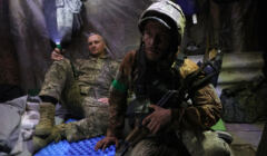 Okolice Łysyczańska pod Ługańskiem, 12.04.2022. Żołnierze ukraińscy przeczekują ostrzał w schronie.