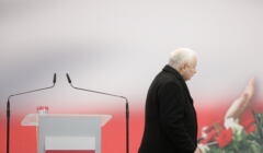 Jarosław Kaczyński schodzi ze sceny po ogłoszeniu, że w Smoleńsku nastąpił zamach