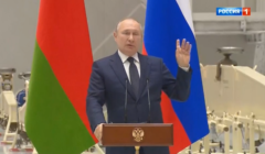 Władimir Putin gestykuluje