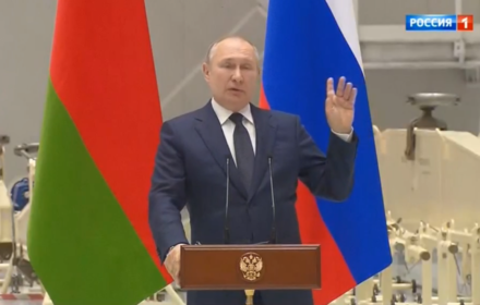GOWORIT MOSKWA: Putin leci na Księżyc i widzi ukraińskie prowokacje Władimir Putin gestykuluje