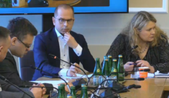 Posiedzenie sejmowego zespołu ds. reformy wymiaru sprawiedliwości - posłowie Michał Szczerba i Katarzyna Piekarska za stołem prezydialnym