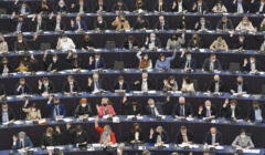 Parlament Europejski przyjął rezolucję w ponaglającą Komisję Europejską do działań z art. 7 wobec Polski i Węgier, na zdjęciu głosowanie PE w Strasburgu z 4 kwietnia 2022, Photo by Frederick FLORIN / AFP
