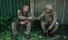 Ukraińscy żołnierze odpoczywają, pijąc kawę przy linii frontu