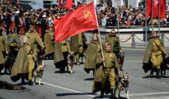 Uczestnicy w historycznych mundurach biorą udział w defiladzie wojskowej z okazji 77. rocznicy sowieckiego zwycięstwa nad nazistowskimi Niemcami podczas II wojny światowej, w dalekowschodnim mieście Władywostok 9 maja 2022 r.