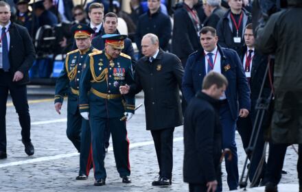 Moskwa, 9 maja. Parada w centrum stolicy. Na zdjęciu prezydent Federacji Rosyjskiej, Władimir Putin oraz minister obrony, Sergiej Szojgu