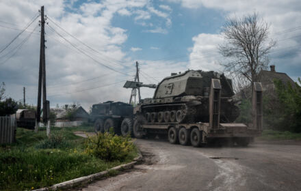 o zdjęcie zrobione 10 maja 2022 r. pokazuje samobieżną haubicę armii ukraińskiej ładowaną na transporter czołgów w pobliżu Bachmutu na wschodzie Ukrainy podczas rosyjskiej inwazji na Ukrainę.
