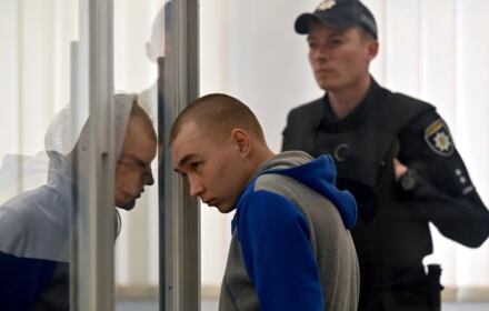 Rosyjski sierżant Vadim Shishimarin słucha wyroku sądu w loży oskarżonego w ostatnim dniu jego procesu pod zarzutem zbrodni wojennych za zabójstwo cywila, w sądzie w Kijowie 23 maja 2022 r. - Sąd kijowski orzekł 23 maja 2023 r. że 21-letni żołnierz rosyjski, który zabił cywila, dopuścił się zbrodni wojennych i skazał go na dożywocie w pierwszym od czasu inwazji wyroku przeciwko siłom Moskwy. Shishimarin, rosyjski sierżant, przyznał się w sądzie do zabicia 62-letniego Ołeksandra Szelipowa w pierwszych dniach ofensywy Kremla na północno-wschodnią Ukrainę.