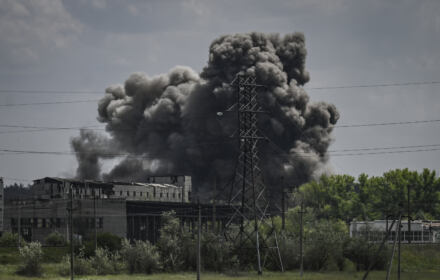 Chmura dymu nad fabryką w Donbasie po ataku bombowym