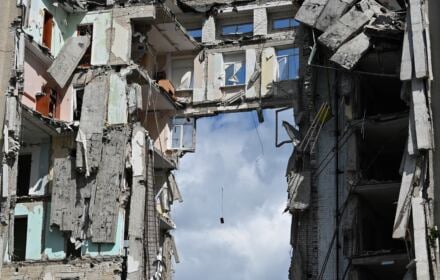 Zełenski: "że strategicznie ich armia nie ma szans". Na zdjęciu budynek samorządowy w Mikołajowie zniszczony przez rosyjskie pociski, 24 maja 2022, fot. Genya SAVILOV / AFP