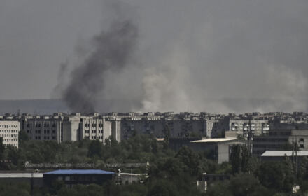 Dym i pył unoszą się nad miastem Siewierodonieck, podczas ostrzału we wschodnio-ukraińskim regionie Donbas, 26 maja 2022 r., w trakcie inwazji wojskowej Rosji na Ukrainę.