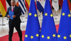 Premier Węgier Wiktor Orban przechodzi po czerwonym dywanie obok flag Unii Europejskiej