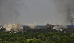 Dym i pył unoszą się w mieście Siewierodonieck podczas ciężkich walk między wojskami ukraińskimi i rosyjskimi we wschodnio-ukraińskim regionie Donbas 30 maja 2022 r., w 96. dniu rosyjskiej inwazji na Ukrainę.