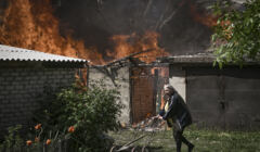 UE zgodziła się na szósty pakiet sankcji, jest w nim embargo na ropę. W Donbasie wciąż ciężka sytuacja. Na zdjęciu kobieta w Lisiczańsku, w obwodzie ługańskim, 30 maja 2022, fot. ARIS MESSINIS / AFP
