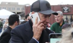 Joe Biden rozmawia przez telefon