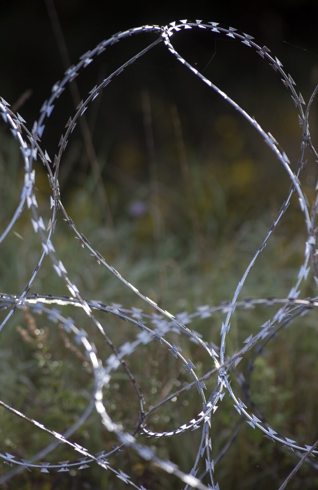 Kolejny strajk w Lesznowoli. Kurdowie domagają się zwolnienia z detencji Drut żyletkowy (concertina) nie pozwalający przejść