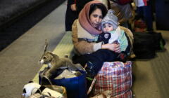 Okutana matka z dzieckiem śpi na podłodze dworca