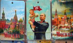 zawieszki z Moskwą i Putinem w mundurze Stalina trzymającym na ręku dziecko-Trumpa