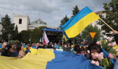 Flagi ukraińskie przed Sejmem w Warszawie
