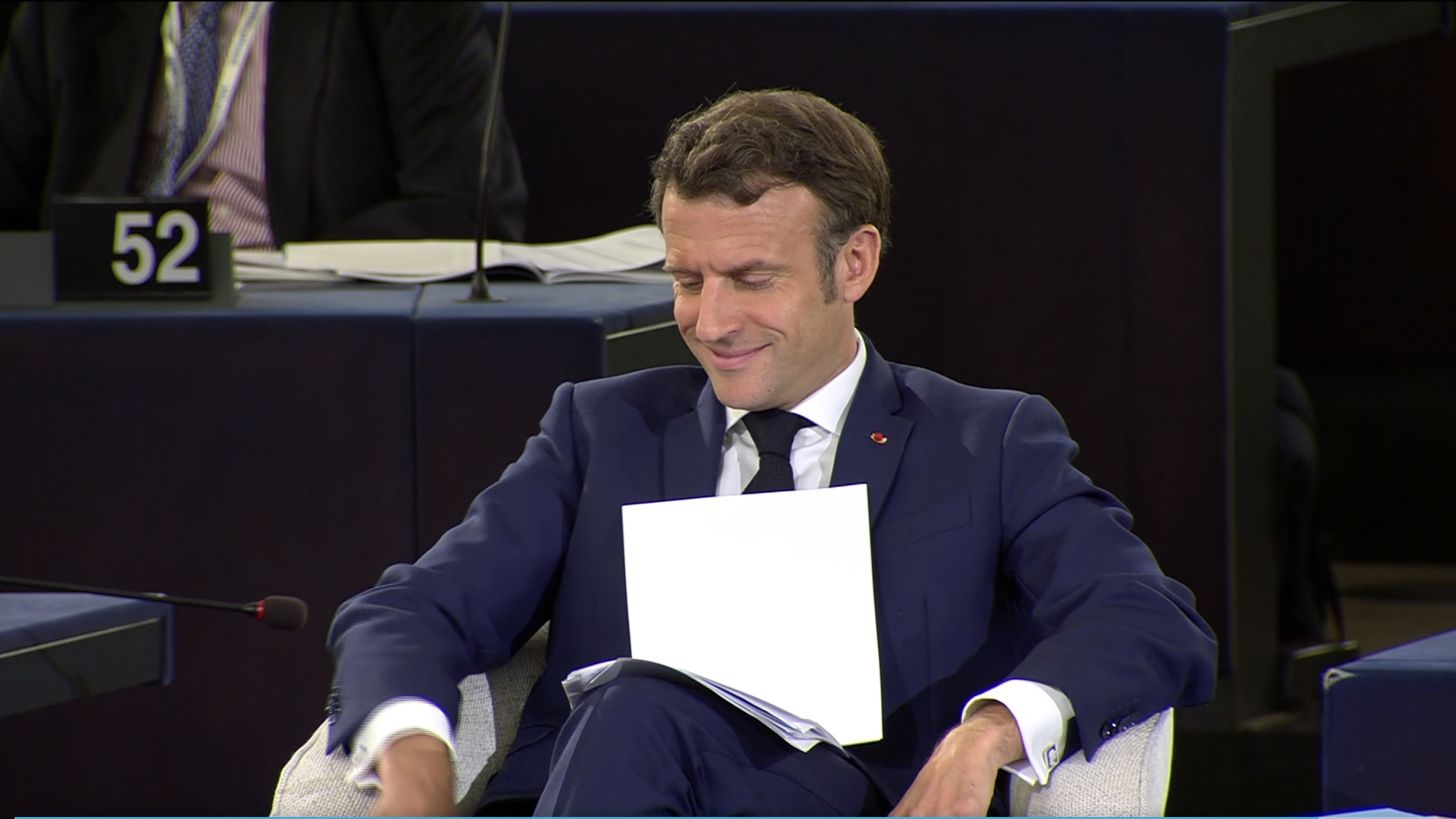 Emmanuel Macron słucha wystąpienia 23-letniej studentki z Włoch, Laury Marii Cinquini podczas Konferencji o Przyszłości Europy, Strasburg, 9 maja 2022 