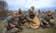 Żołnierze ukraińscy grają na instrumentach muzycznych i śpiewają