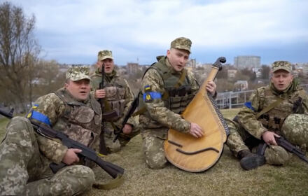 Żołnierze ukraińscy grają na instrumentach muzycznych i śpiewają