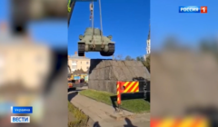 Czołg z II wojny światowej unoszony z postumentu przez dźwig